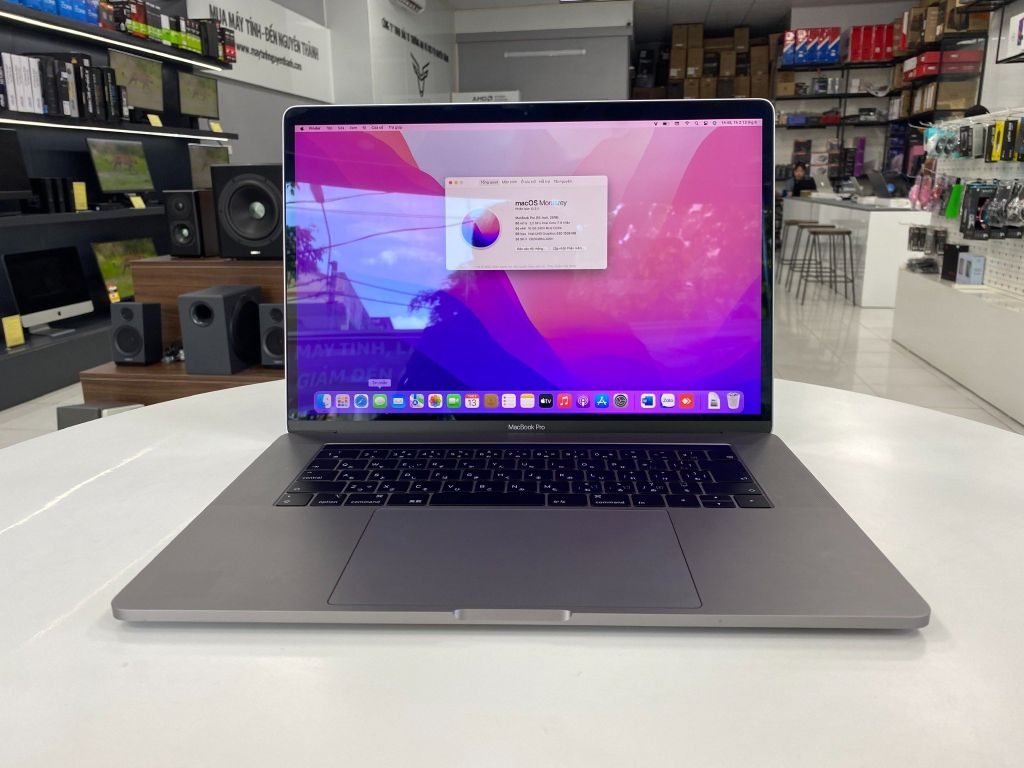 MacBook Pro 2018 15 inch (MR932) (Core i7 2.2GHz/ 16GB RAM/ 256GB SSD / AMD Pro 555X 4GB/ Gray)– Like new