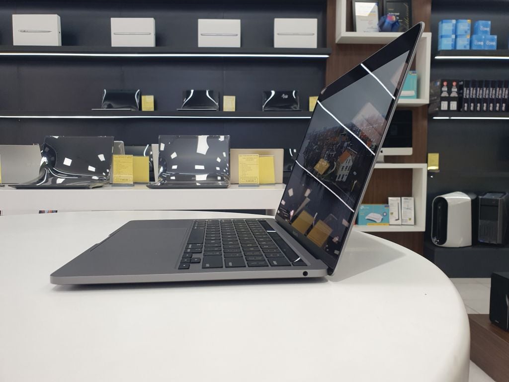MacBook Pro 13 inch A2289 2020 Like New 99%