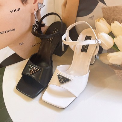 SANDAL PRADA GÓT VUÔNG LOGO QUAI HỞ HẬU D0022E