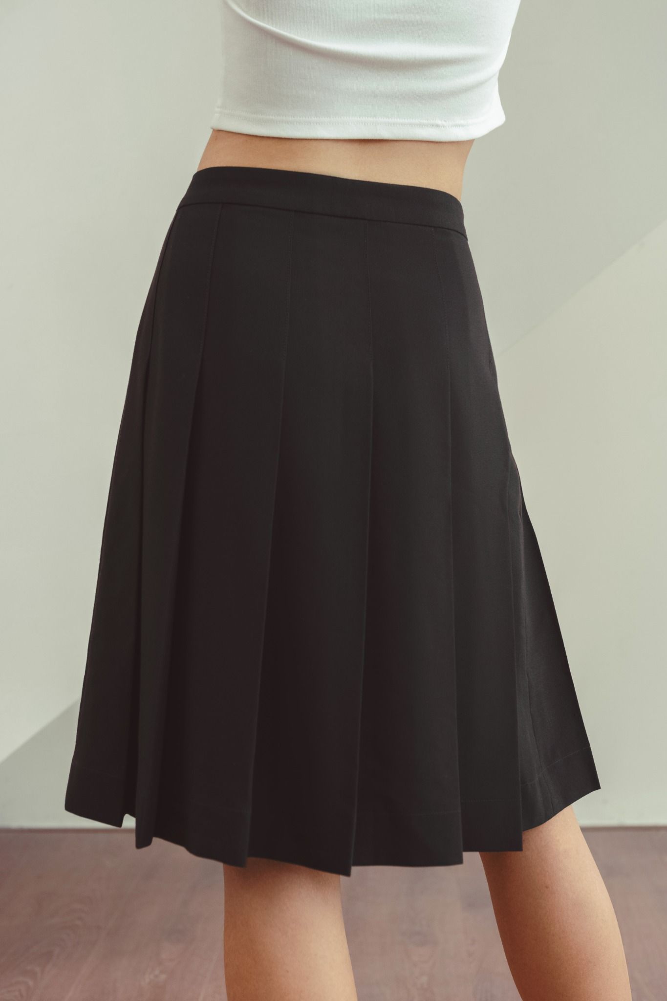  Black Pleated Side Slit Mid-Length Skirt 