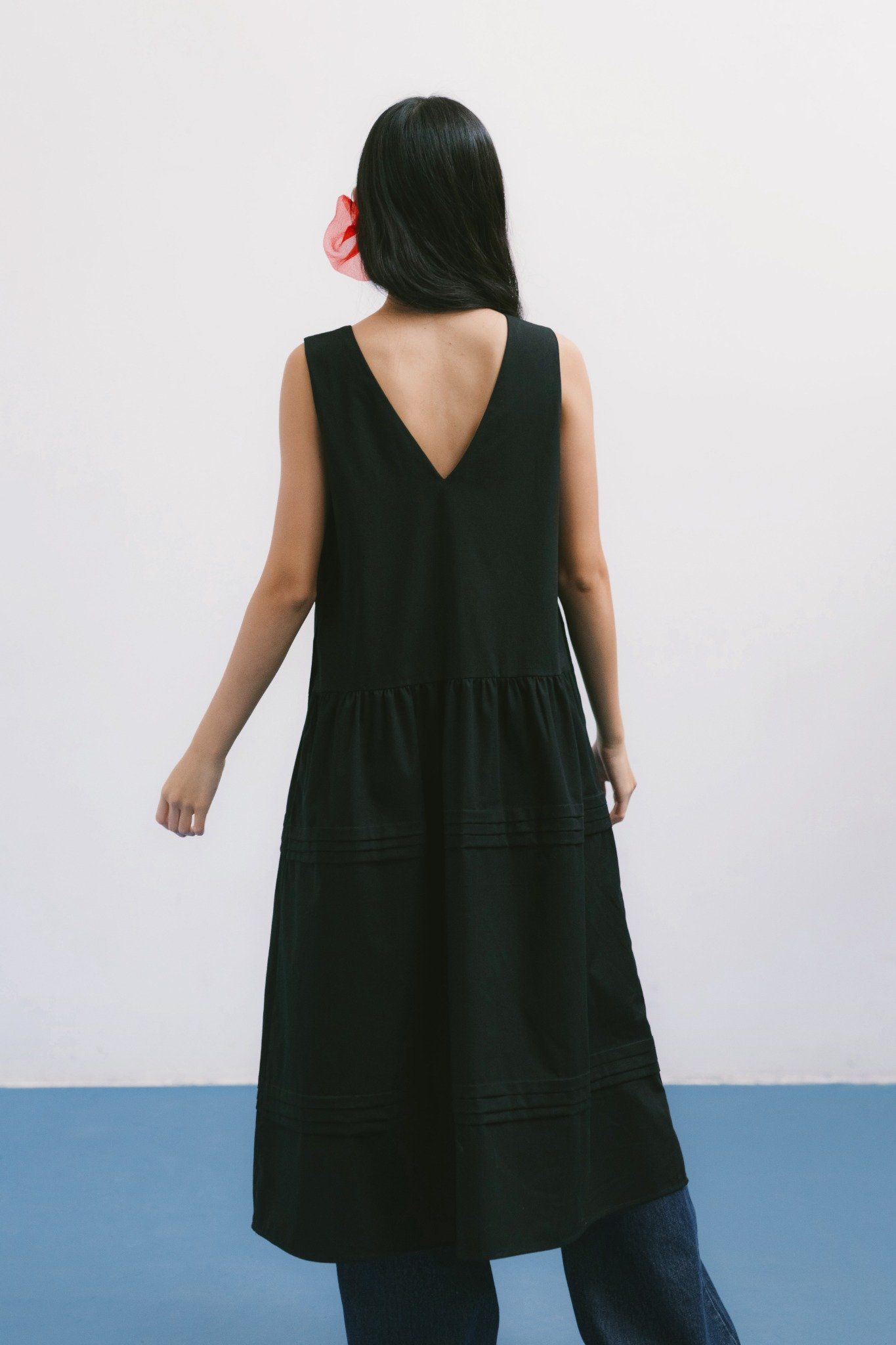  Black V-neck Tiered Midi Dress 