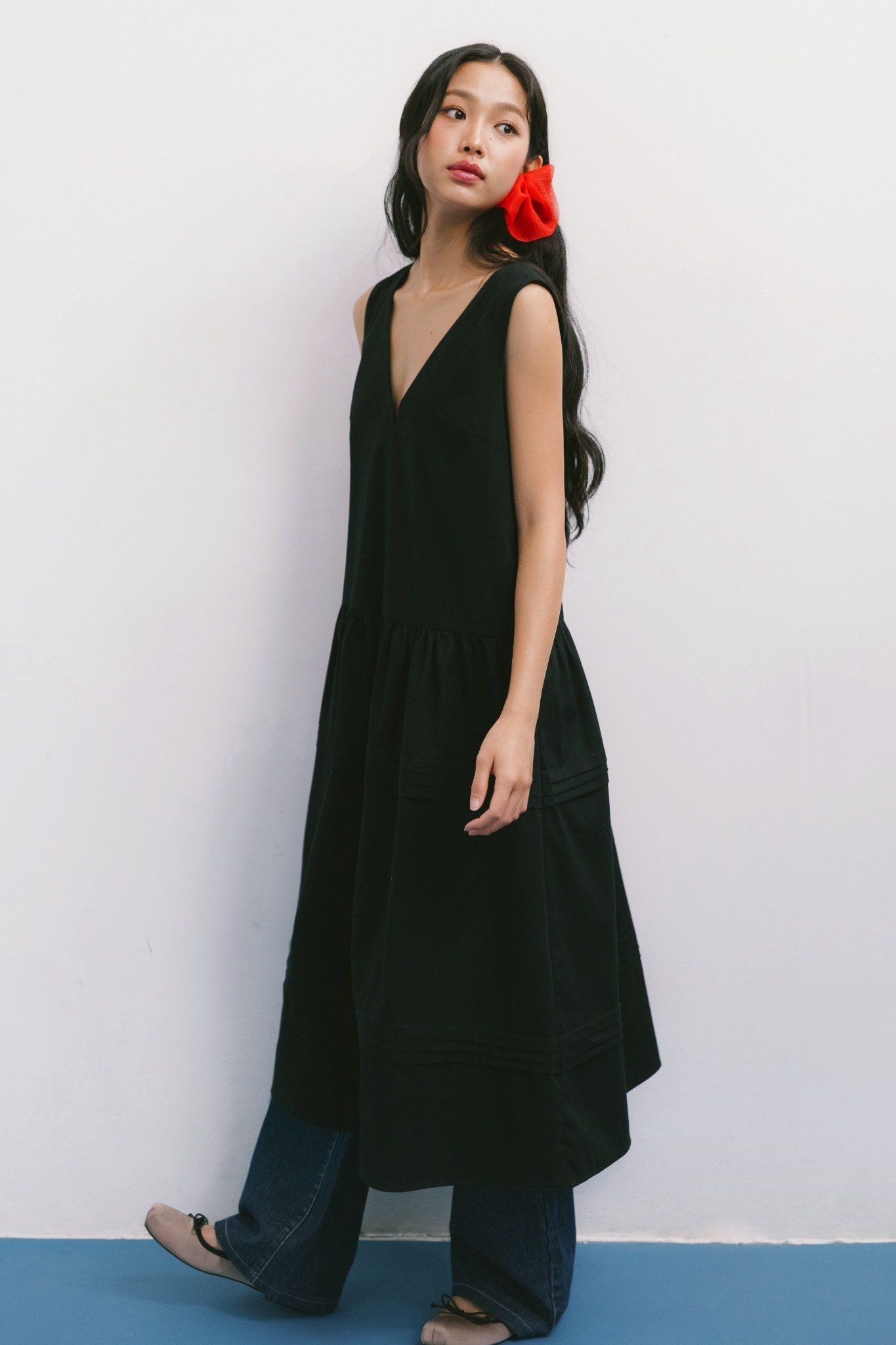  Black V-neck Tiered Midi Dress 