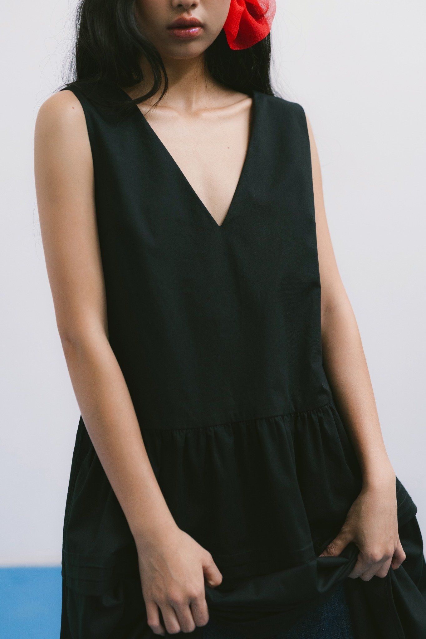 Black V-neck Tiered Midi Dress 