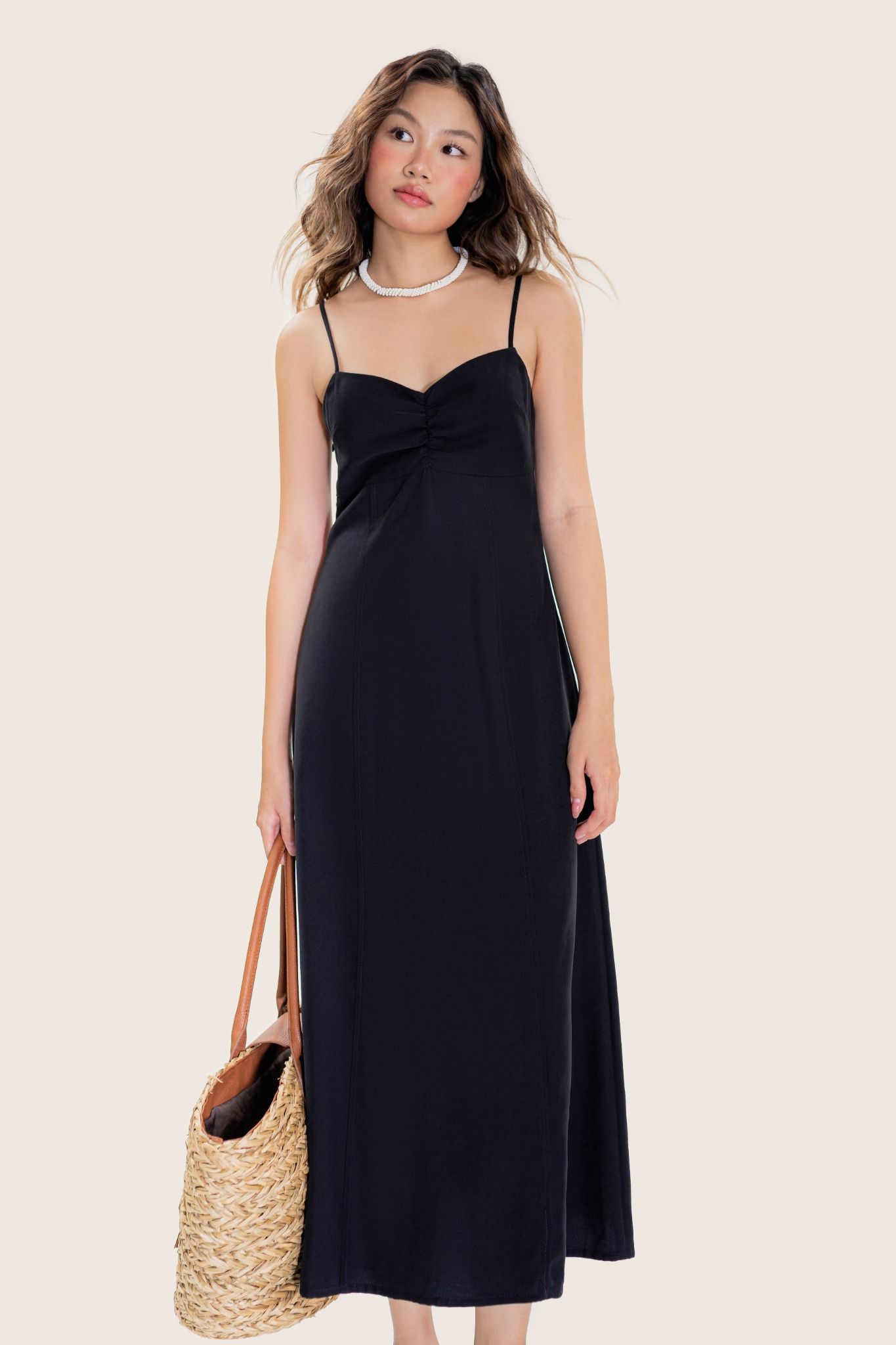 Black Strappy Sweetheart Neck Midi Dress – LIBÉ