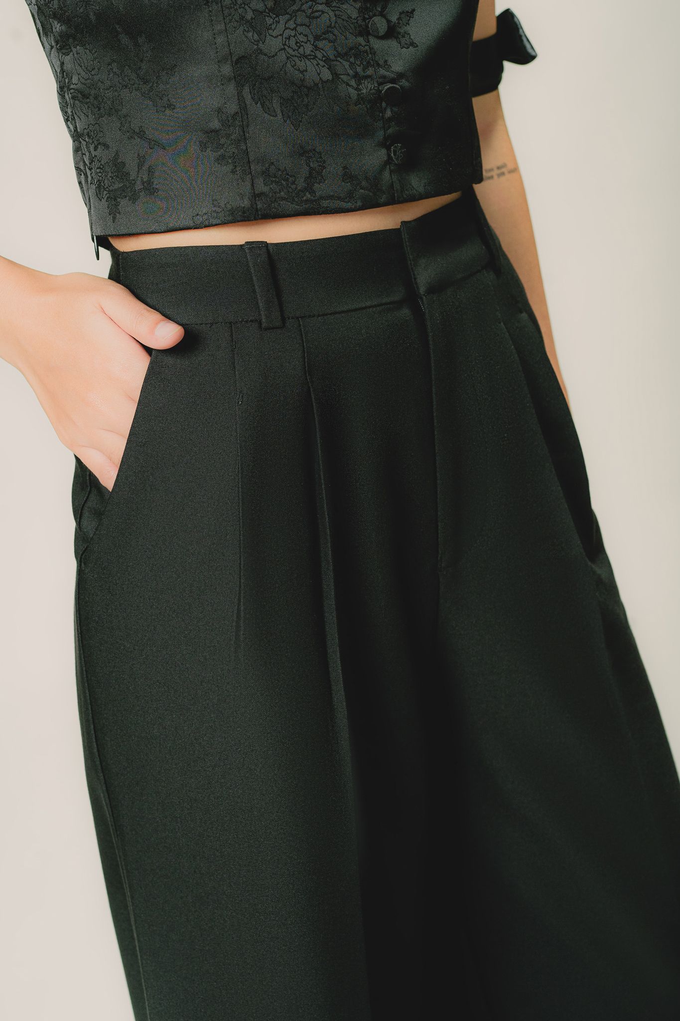  Black Pleated Straight Leg Loose Trousers 