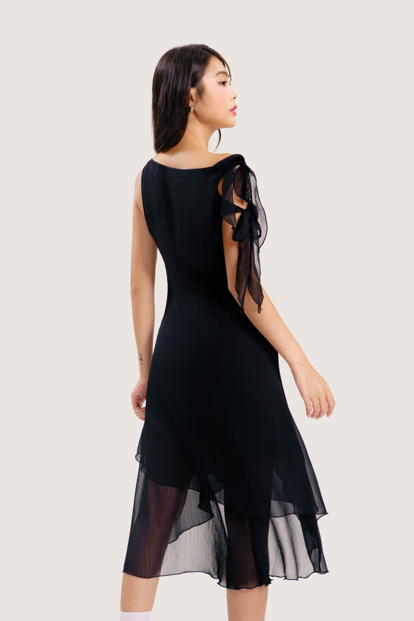  Black Flowy Tiered Dip Hem Midi Dress 