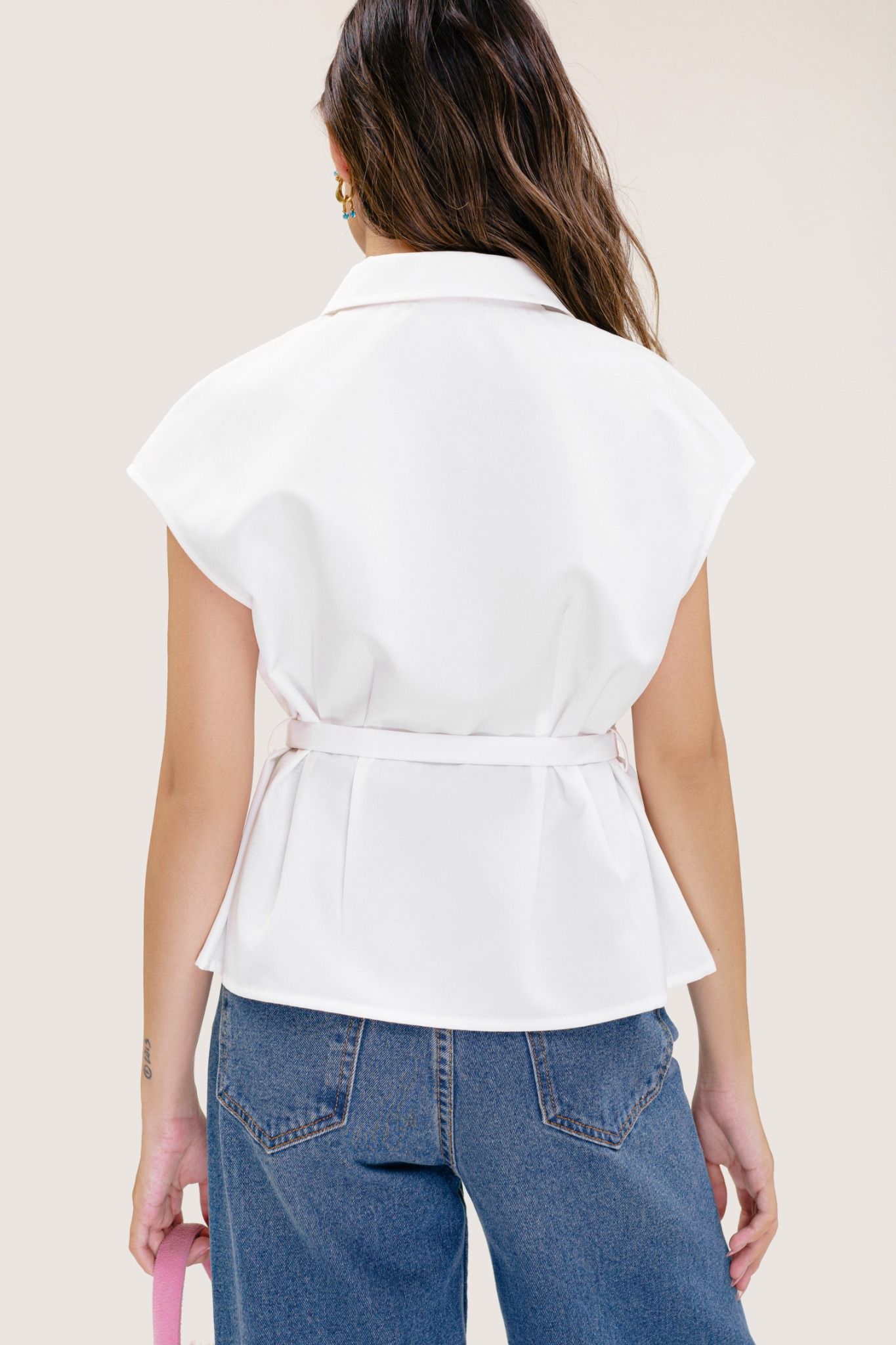  White Sleeveless Pleated Top With Belt 