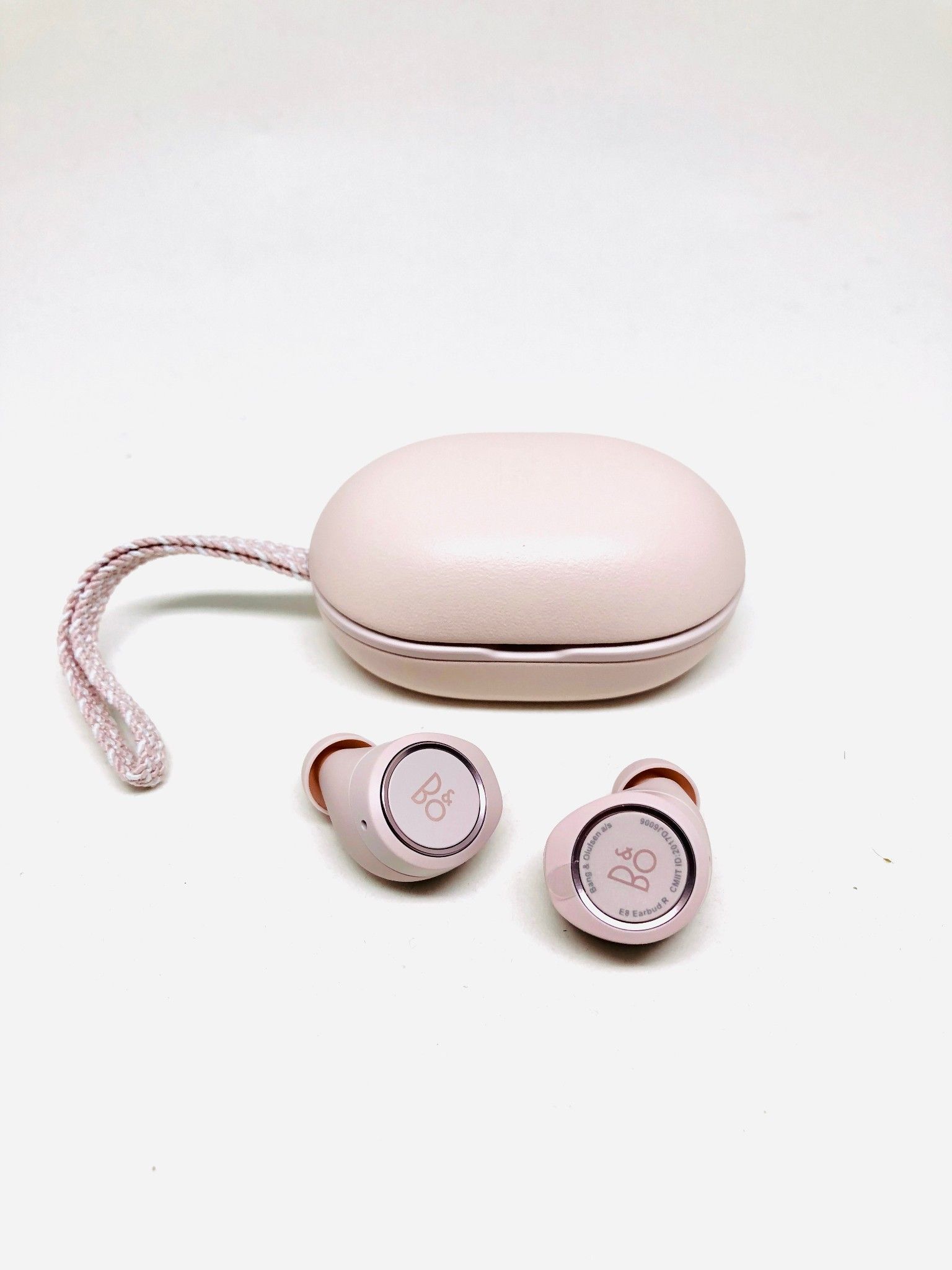 B&O ワイヤレスイヤホン Beoplay E8 引きだす Pink