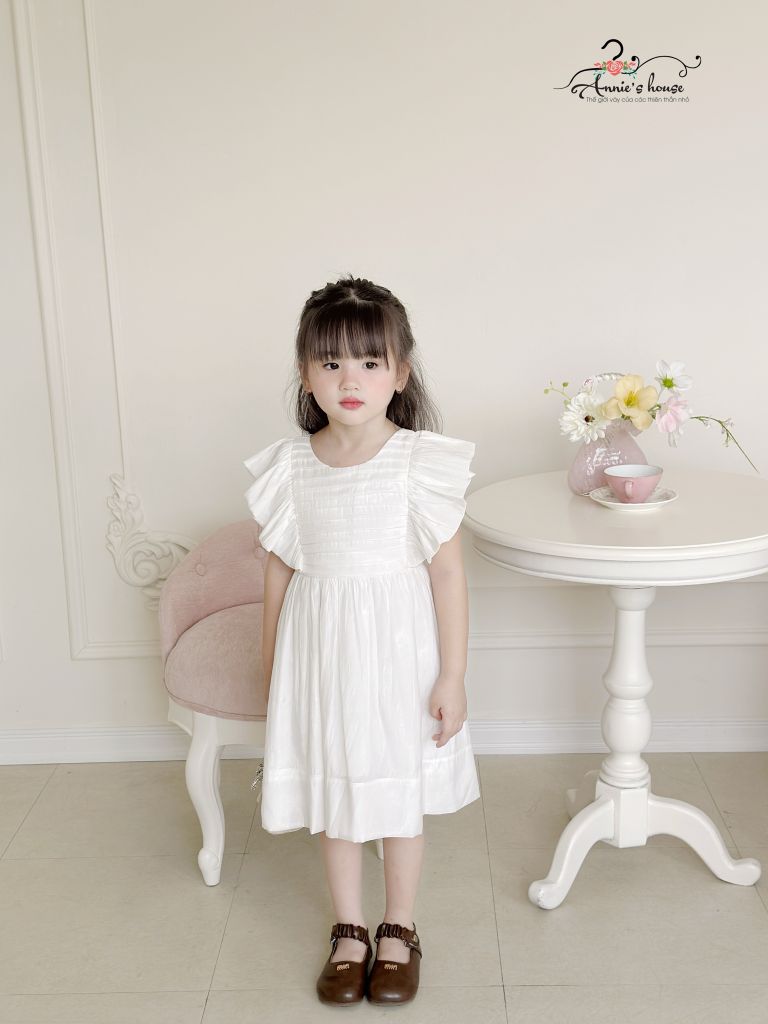  Đầm lụa trắng xếp li tay cánh tiên 