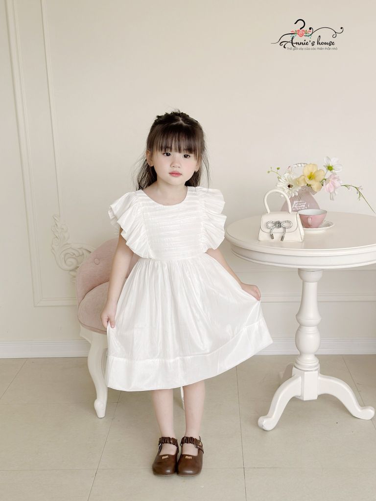  Đầm lụa trắng xếp li tay cánh tiên 