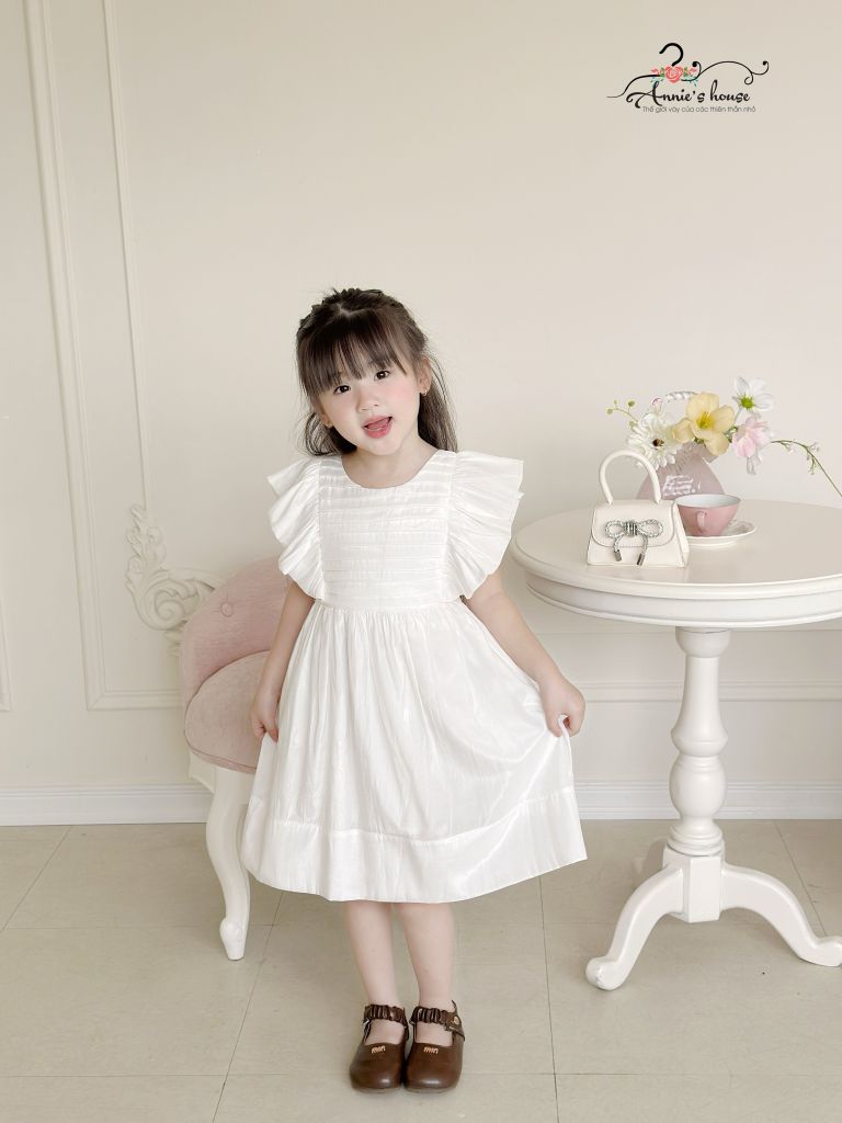  Đầm lụa trắng xếp li tay cánh tiên 