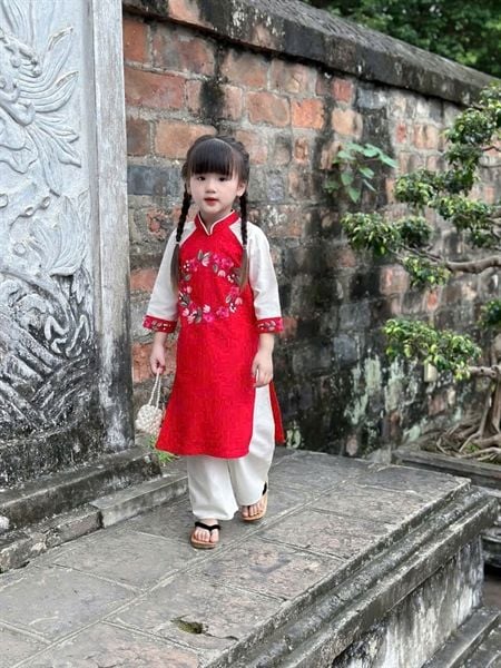  Áo dài đỏ thêu quần trắng 
