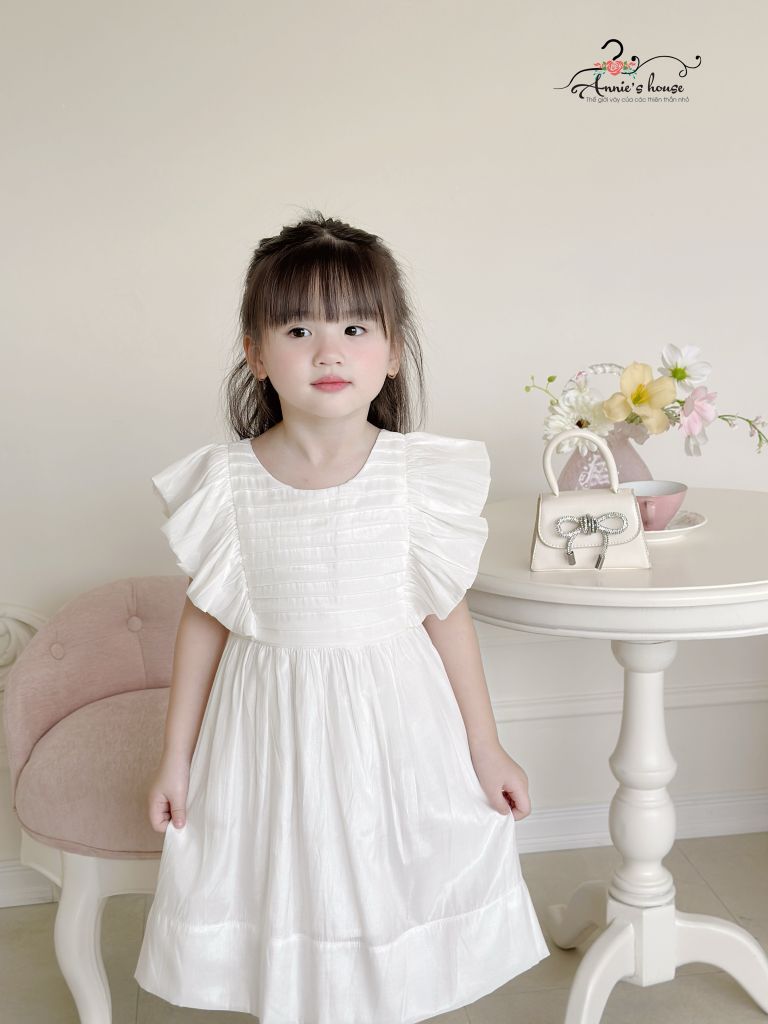  Đầm lụa trắng xếp li tay cánh tiên 
