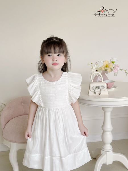  Đầm lụa trắng xếp li tay cánh tiên 