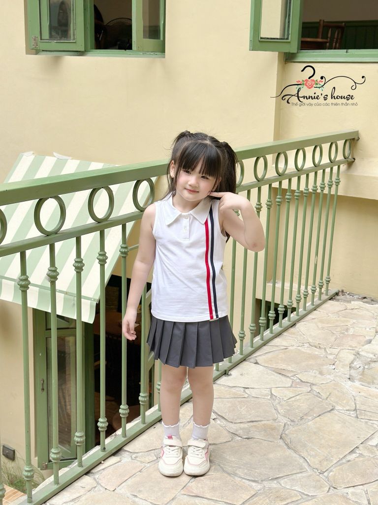  SET VICTORIA áo trắng phối chân váy xám viền năng động 