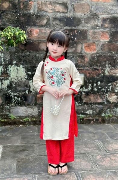  Áo dài thêu hoa quần đỏ- Trắng Kem 