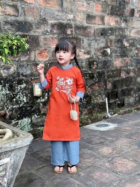  Áo dài cam thêu quần xanh 