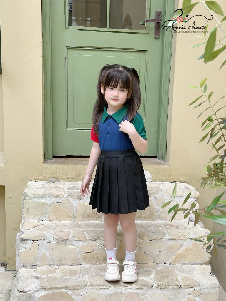  SET MILAN chân váy xếp li đen áo Polo phối màu 