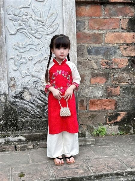  Áo dài đỏ thêu quần trắng 