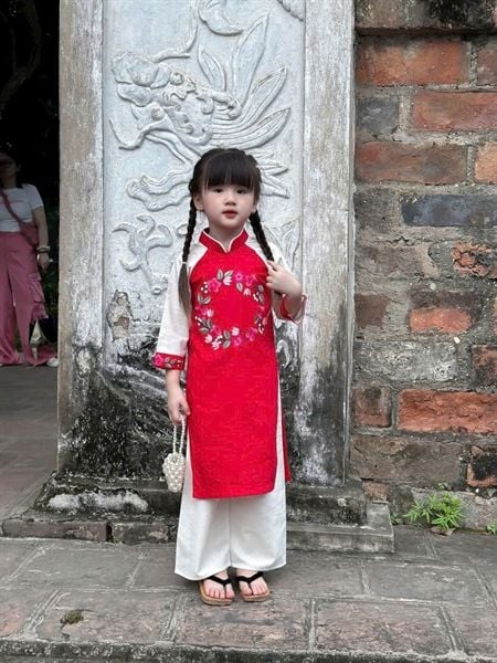  Áo dài đỏ thêu quần trắng 