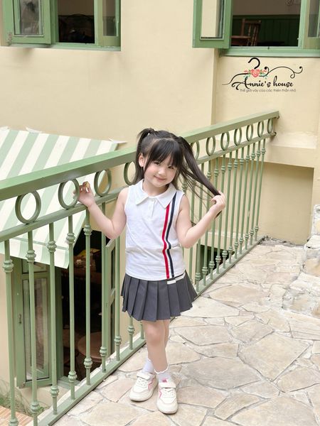  SET VICTORIA áo trắng phối chân váy xám viền năng động 