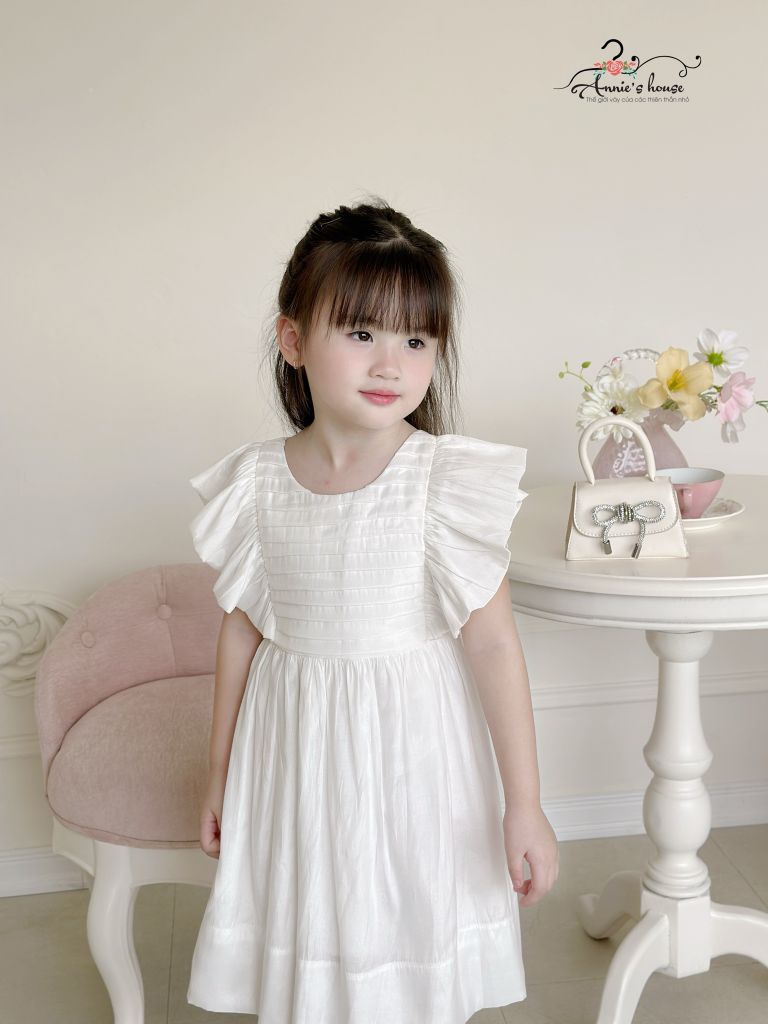  Đầm lụa trắng xếp li tay cánh tiên 