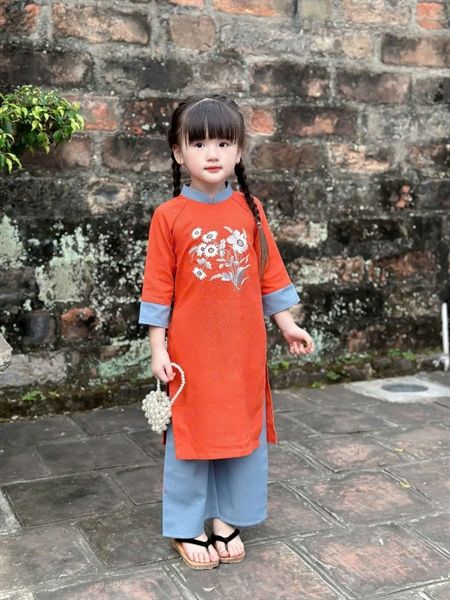  Áo dài cam thêu quần xanh 
