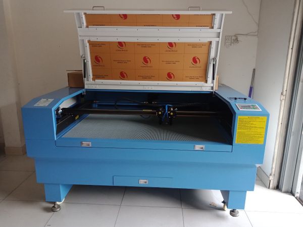 máy cắt khẩu trang vải bằng laser 2 đầu