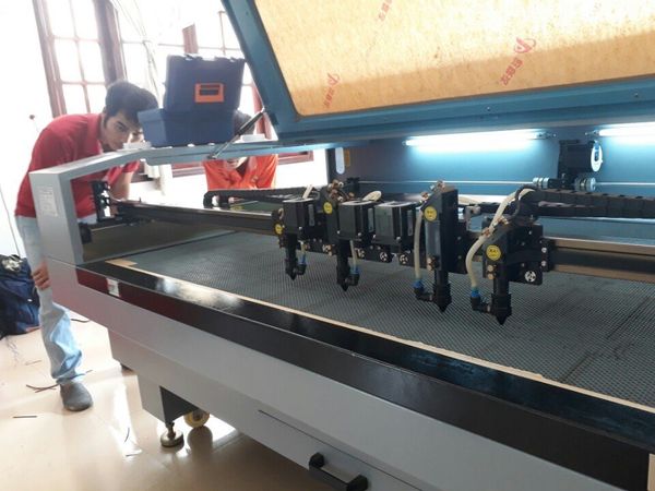 máy cắt khẩu trang vải bằng laser 4 đầu
