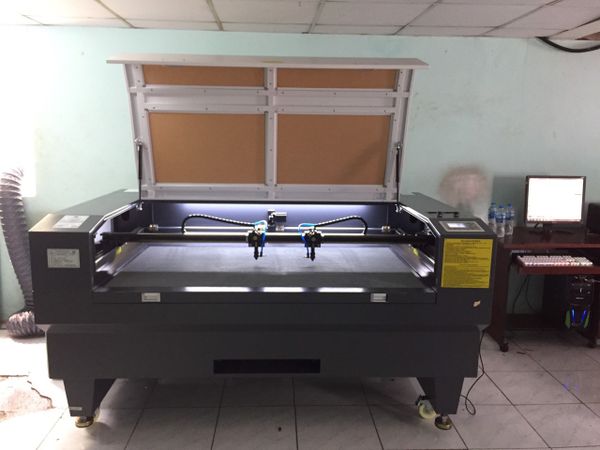 máy cắt khẩu trang vải bằng laser 2 đầu