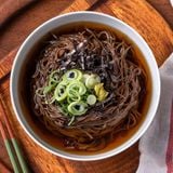 Nước Sốt Mì Lạnh Đen - Sốt Mì Soba Chungwoo Hàn Quốc 1.05kg / 청우식품)메밀국수소스