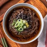 Nước Sốt Mì Lạnh Đen - Sốt Mì Soba Chungwoo Hàn Quốc 1.05kg / 청우식품)메밀국수소스