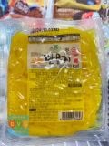 Củ Cải Vàng Muối Xoăn Singram Hàn Quốc 600G (Gồm 2 Gói 300G)/싱그람)꼬들단무지