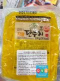 Củ Cải Vàng Muối Xoăn Singram Hàn Quốc 600G (Gồm 2 Gói 300G)/싱그람)꼬들단무지