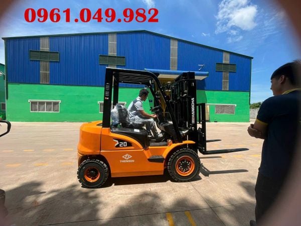 Xe nâng dầu 2 tấn