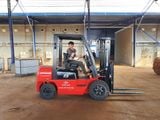 Xe Nâng Dầu 2.5 Tấn Mới 