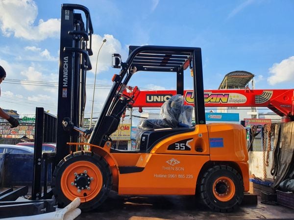  Xe Nâng Dầu 3.5 Tấn Mới 