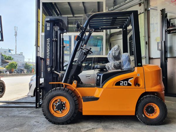  Xe Nâng Dầu 2 Tấn Mới 