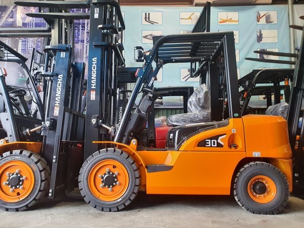  Xe Nâng Dầu 3 Tấn Mới 