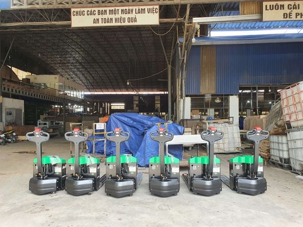 Xe nâng tay chạy điện pin Lithium có sẵn tại kho