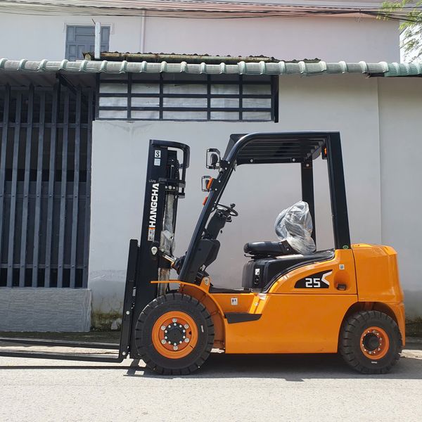 xe nâng dầu 2.5 tấn