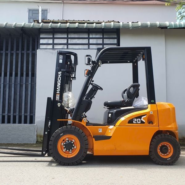 Xe nâng dầu 2 tấn