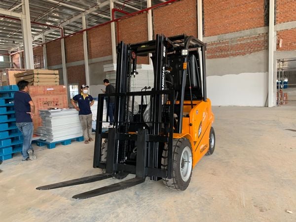 Xe nâng điện Lithium 2.5 tấn