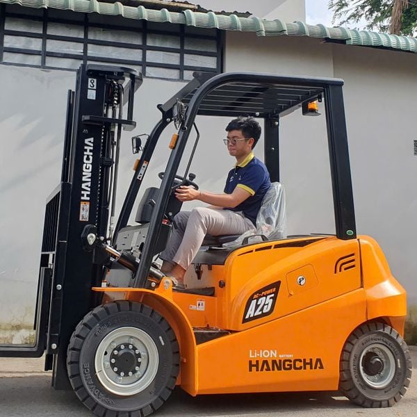 Xe nâng điện Lithium 2.5 tấn