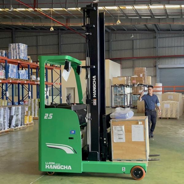 Xe nâng điện Lithium Reach Truck đứng lái 2.5 tấn