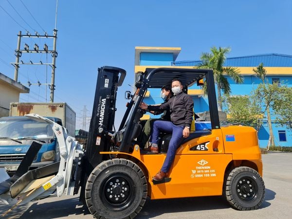  Xe Nâng Dầu 4.5 Tấn Mới 