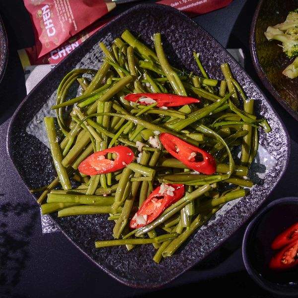  RAU MUỐNG XÀO TỎI (Stir- Fried Blinweed With Garlic) 