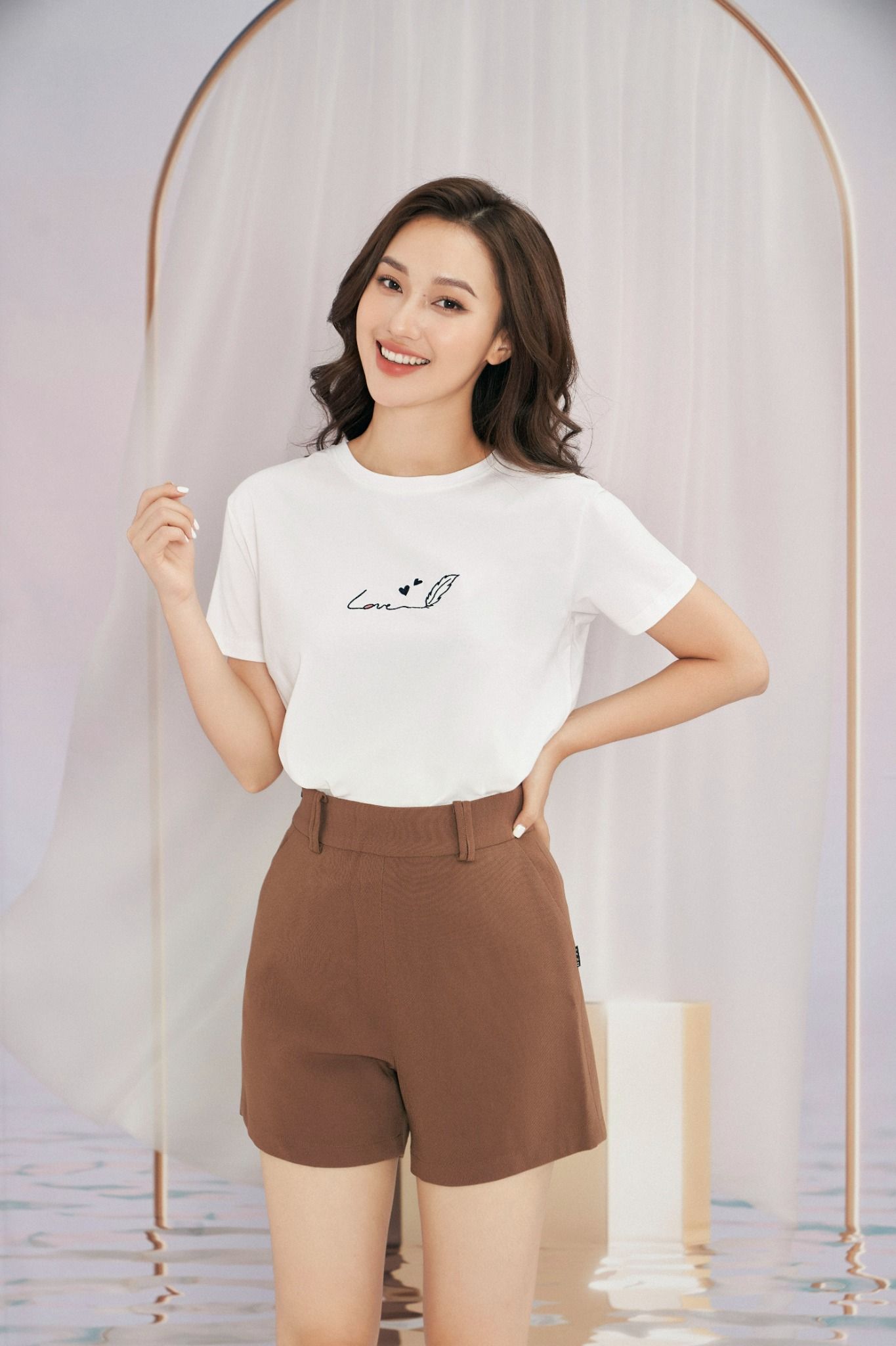 Áo phông nữ cổ tròn in hoạ tiết lá Tezo - 2205APOT04