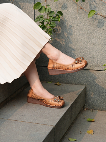 Giày da dê đế xuồng 3cm dập laser mũi gắn nhiều hoa nhụy xanh 66723-1 FLORIE 2