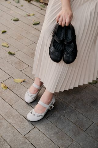 Bệt da dê dập laser hoa mũi tròn viền chéo quai dán bông hoa 2116